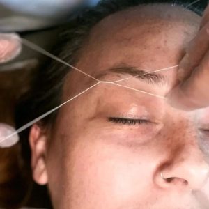 Épilation au sourcils au fil
